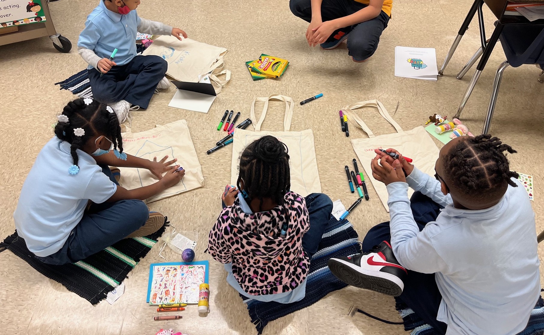 Niños que reciben kits de confort en un evento de las Escuelas Públicas de Chicago